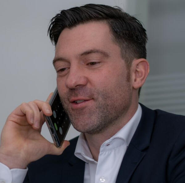 Felix Kugelmann am Handy telefonierend